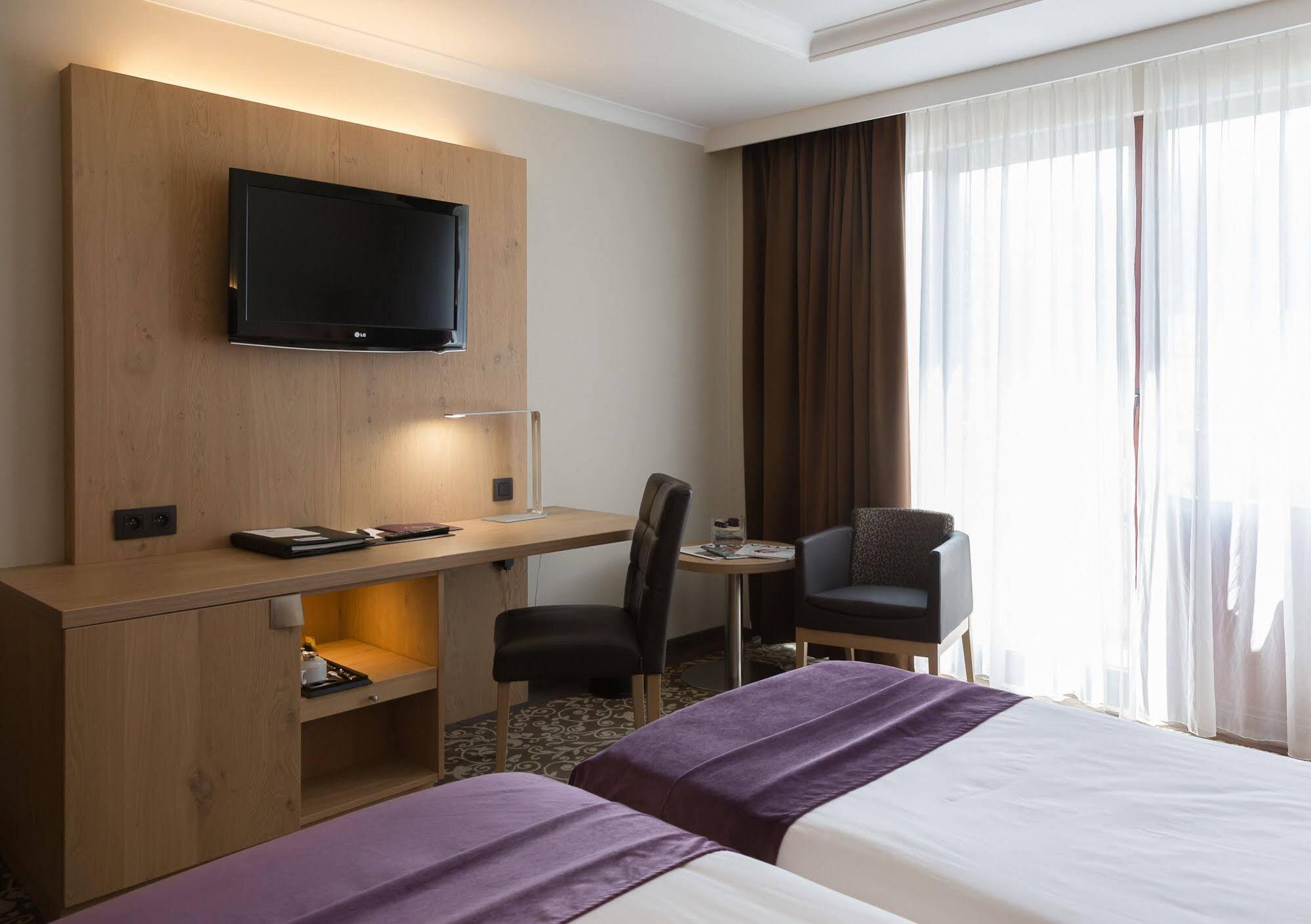 Hotel Restaurant Van Der Valk Nivelles-Sud Ngoại thất bức ảnh